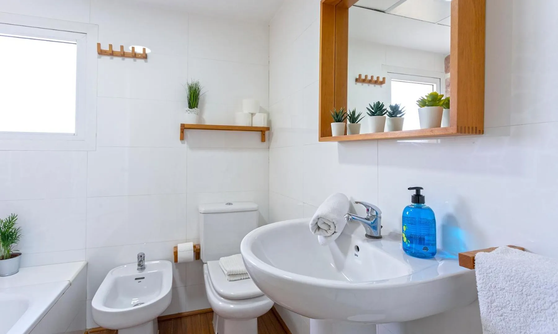 Playamar Flat In The Beach With Pool, Tennis And Paddle Court, Gardens Torremolinos 0*,  España